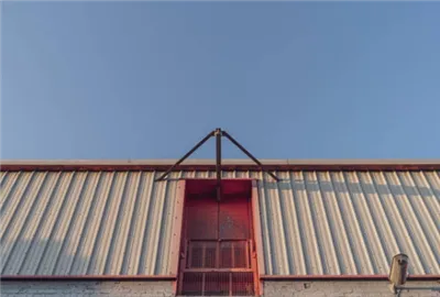 Að kanna endingu standandi saumamálmþakkerfis